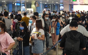 Người dân đi chơi lễ sớm, sân bay Tân Sơn Nhất đón gần 127.000 lượt khách 