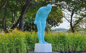 Tượng “Người đàn ông cúi chào” đã được đặt tại công viên ở Huế 