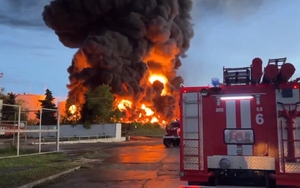 Kho dầu ở Sevastopol bị tấn công bốc cháy dữ dội, nghị sĩ Crimea phẫn nộ kêu gọi 'vô hiệu hoá' Odessa
