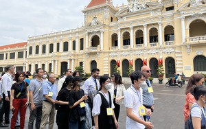 Du khách hào hứng khi lần đầu vào tham quan trụ sở HĐND và UBND TP Hồ Chí Minh