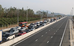 Hàng nghìn ô tô di chuyển chậm trên cao tốc Phan Thiết – Dầu Giây, CSGT và TTGT căng mình điều tiết