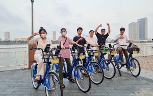 Người dân, du khách xếp hàng chờ thuê xe đạp công cộng tại Đà Nẵng
