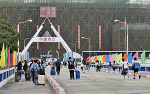 Cửa khẩu quốc tế Lào Cai nườm nượp du khách làm thủ tục xuất cảnh sang Trung Quốc dịp nghỉ lễ