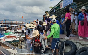 Du khách tham quan tour biển đảo Nha Trang đông nghịt