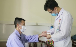 Tự đắp thuốc nam chữa rắn cắn, nam bệnh nhân phải tháo ngón tay