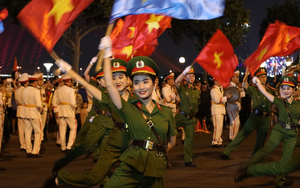Xem đoàn Nghi lễ Công an nhân dân biểu diễn trên đường phố Đà Nẵng dịp nghỉ lễ