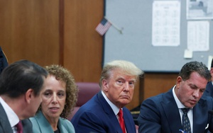 Bức ảnh đáng giá nghìn lời trong phòng xử án ông Trump