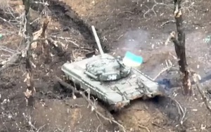 Video: Xe tăng Ukraine lao vào bắn phá chiến hào đầy lính Nga gần Bakhmut