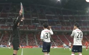 HLV Yokohama FC tung Công Phượng vào sân phút 90+3 để làm gì?