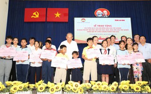TP.HCM tặng quà đồng bào Khmer nhân dịp tết Chôl Chnăm Thmây