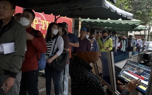 Video: Người dân Hà Nội xếp hàng từ mờ sáng chờ xác nhận lý lịch tư pháp