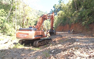 Hiện trường thi công đường dự án thuỷ điện Nước Long phá rừng tự nhiên phòng hộ ở Quảng Ngãi