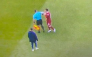 Trọng tài biên thúc cùi chỏ vào mặt hậu vệ Liverpool