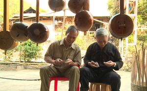 Loại đàn độc đáo gảy tiếng trong veo của người Thái đất Vàng Pheo ở Lai Châu