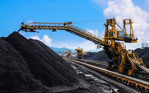 Việt Nam bắt đầu nhập khẩu ồ ạt mặt hàng than, khoáng sản và dầu thô