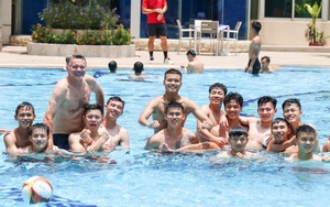 Dàn sao U22 Việt Nam khoe boy 6 múi tại bể bơi
