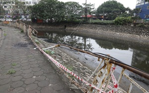 Lan can bảo vệ nhiều con sông tại Hà Nội hư hỏng, nghiêng đổ, xuống cấp nghiêm trọng