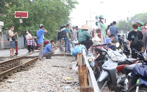 Đường sắt thành "chợ", người dân vô tư mua bán trước cổng Bệnh viện Bạch Mai