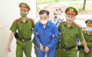 CLIP: Dẫn giải cựu Chủ tịch tỉnh Bình Thuận Nguyễn Ngọc Hai cùng đồng phạm đến tòa