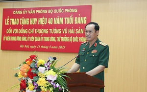 Thượng tướng Vũ Hải Sản-Thứ trưởng Bộ Quốc phòng nhận Huy hiệu cao quý của Đảng