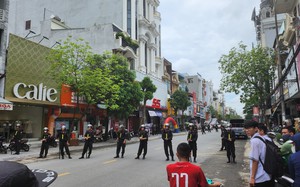 Rất đông cảnh sát chốt chặn, phong toả trước nhà trùm giang hồ Tuấn “thần đèn” ở Thanh Hoá