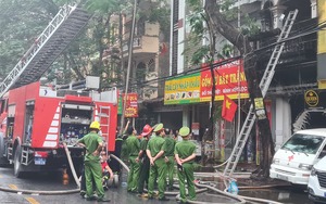 Cháy quán bar ở Hải Phòng, nhiều người mắc kẹt bên trong