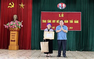 Phó Chủ tịch HĐND tỉnh Sơn La trao huy hiệu 60 năm tuổi đảng tại Bắc Yên