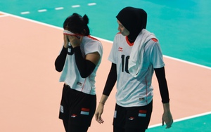 Các cô gái ĐT bóng chuyền nữ Indonesia bật khóc khi thua Việt Nam ở bán kết
