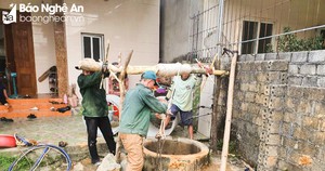 Vào mùa hạn, có một nghề chui xuống đất sâu &quot;đắt khách&quot;, bỏ túi 1-1,5 triệu đồng/ngày