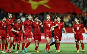 2 tỷ phú Trần Bá Dương và Nguyễn Thị Phương Thảo cùng thưởng nóng cho đội bóng nữ