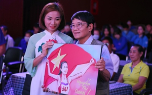 Nhà báo Huỳnh Dũng Nhân tri ân các VĐV xuất sắc tại SEA Games 32 bằng... tranh