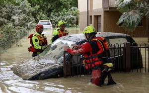 Hình ảnh lũ lụt tại Italy khiến rất nhiều ôtô chìm trong bùn nước