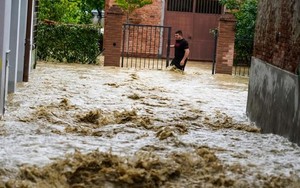 Clip: Lũ lụt ở Italy khiến ít nhất 13 người thiệt mạng, phá hủy cơ sở hạ tầng
