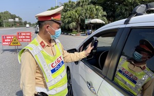 CSGT "đội nắng" kiểm tra, xử lý nồng độ cồn và quá trọng tải trên cao tốc Hà Nội - Lào Cai