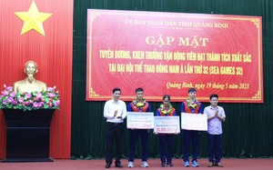 "Kình ngư" Nguyễn Huy Hoàng cùng 2 VĐV nhận thưởng khủng từ Quảng Bình