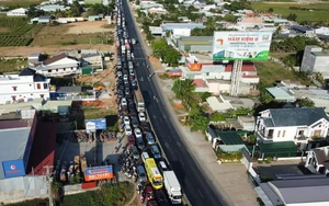 Hàng trăm ô tô lớn nhỏ nối đuôi chờ lên cao tốc Phan Thiết - Dầu Giây tỉnh Bình Thuận