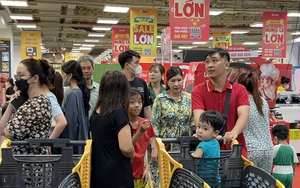 Nắng gây gắt suốt kỳ nghỉ lễ, siêu thị, TTTM ở Sài Gòn chen chân không lọt vì người dân, du khách trốn nóng