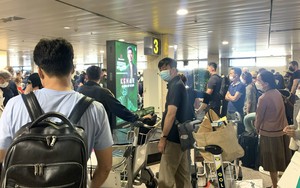 Người dân quay trở lại TP.HCM sớm, sân bay Tân Sơn Nhất nhộn nhịp đón khách