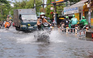 Nhiều tuyến đường ở TP.HCM hóa thành… sông sau cơn mưa lớn