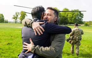 Ảnh thế giới 7 ngày qua: Cái ôm giữa Thủ tướng Anh và Tổng thống Ukraine Zelenskiy