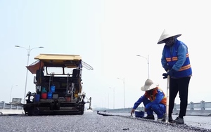 Video: Những mét thảm mặt đường đầu tiên được trải trên cầu Vĩnh Tuy giai đoạn 2 dưới cái nắng 40 độ