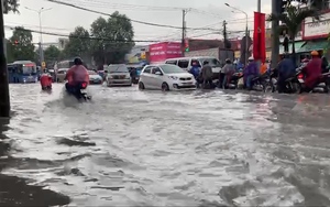 Đồng Nai mưa lớn, đường phố Biên Hòa ngập sâu nửa mét, kẹt xe kéo dài 
