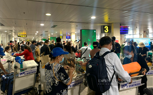 Sân bay Tân Sơn Nhất bước vào "mùa delay" do mưa bão