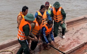 Ứng cứu thành công 4 người trên sà lan chở đá bị chìm