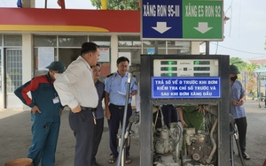 Kiểm tra, lấy mẫu kiểm định chất lượng tại cây xăng nghi xảy ra gian lận ở TP.Biên Hòa 