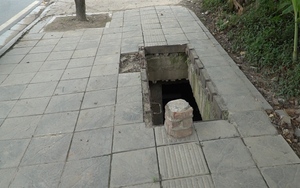 Clip: Hố ga cáp quang mất nắp sâu hút "giăng bẫy" người đi đường ở Hà Nội