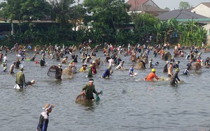 Nghệ An: Sau một hồi trống, 600 người ào xuống bàu Mực trổ tài trong cuộc thi bắt cá của Giáo xứ Lập Thạch