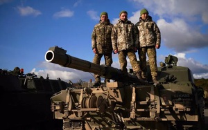 Ukraine tung video siêu tăng 'Kẻ thách thức' đè bẹp hàng rào phòng thủ 'răng rồng' của Nga