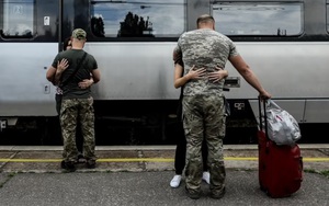 Nghẹn ngào nụ hôn, cái ôm siết của các quân nhân Ukraine ngày đoàn tụ và chia xa ở nhà ga Kramatorsk