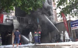Video: Cháy cơ sở bán lốp ô tô, lửa bắt nhanh bốc ngùn ngụt, 3 ngôi nhà bị thiêu rụi nghi do chập điện